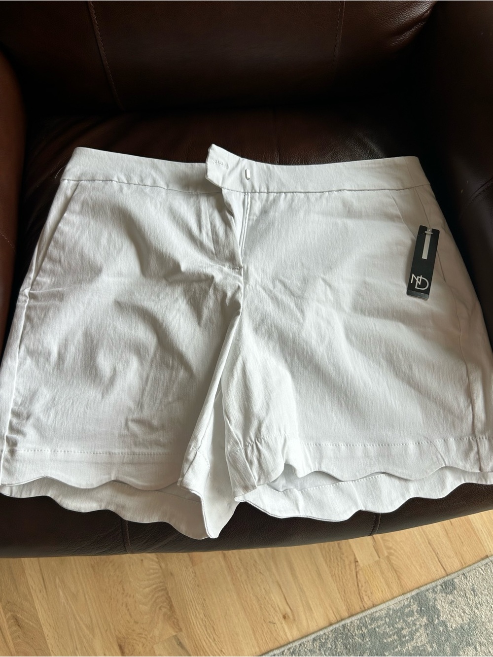 New Directions, ND,  Scalloped Hem Women’s Shorts NWT/ White- Cute!!!